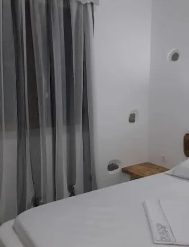 George's Platy Gyalos Case de vacanță